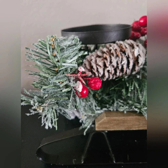 Christmas sleigh frosted pine and red berries candle holder - Picture 8 of 11